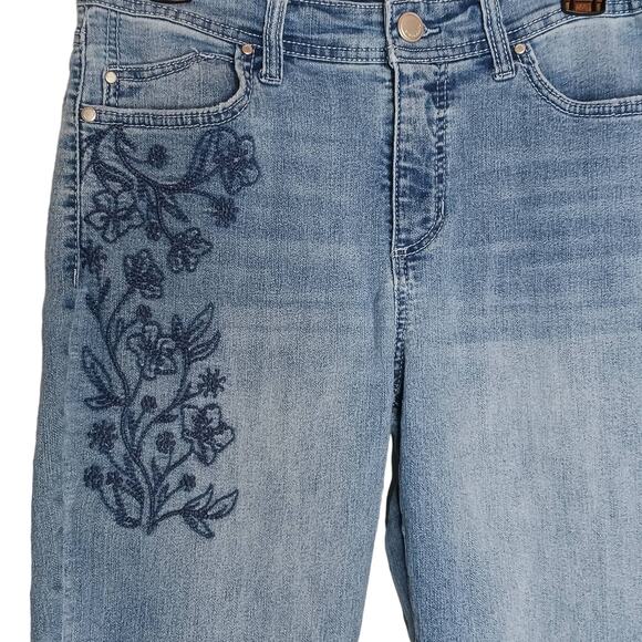 Bandolino Capris with Floral Embroidery EUC - Picture 3 of 8